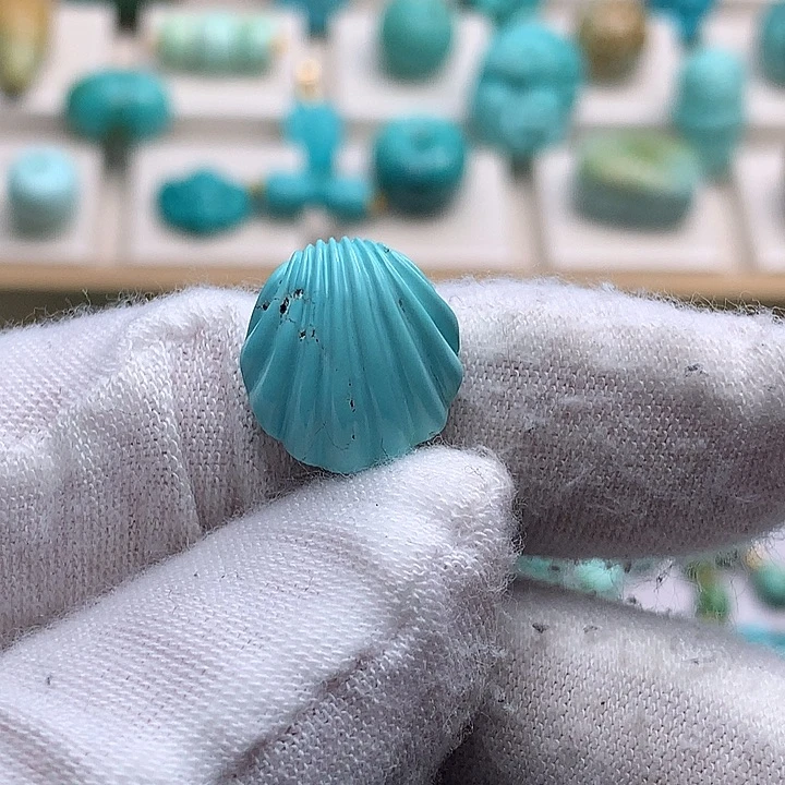 绿松石未镶嵌珠宝奇石1.6克果冻蓝料扇贝配饰