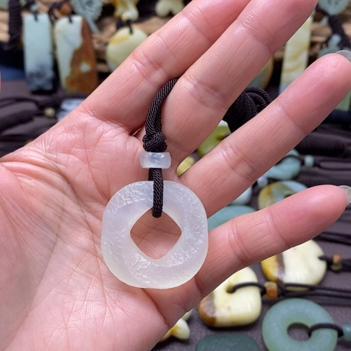 蛇纹石玉未镶嵌颈饰