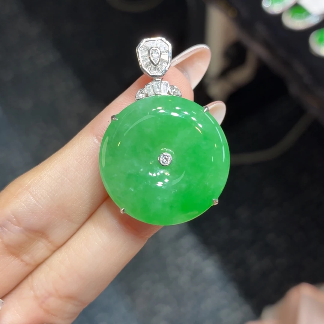 颈饰18K金镶嵌翡翠