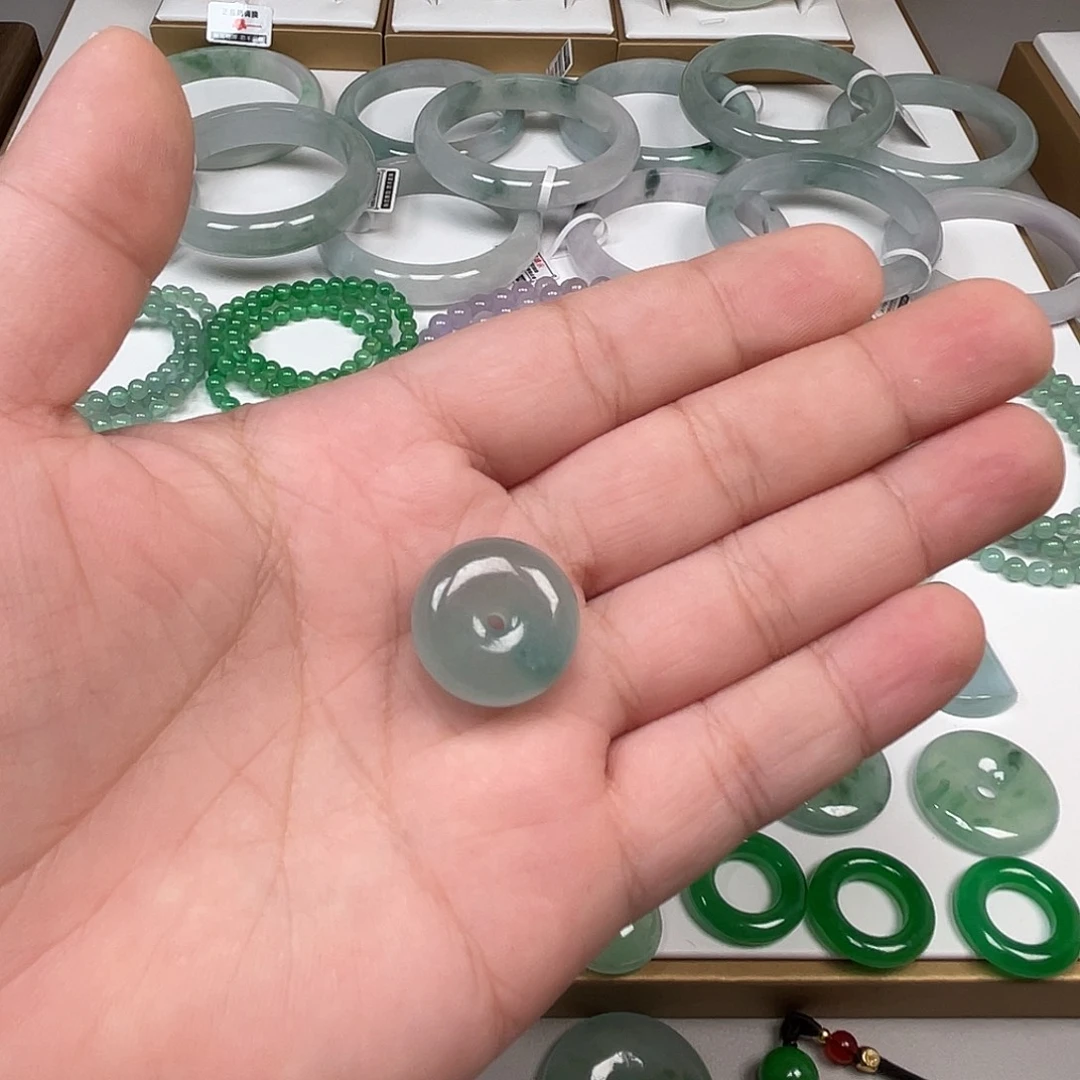 颈饰未镶嵌翡翠小平安扣有瑕疵