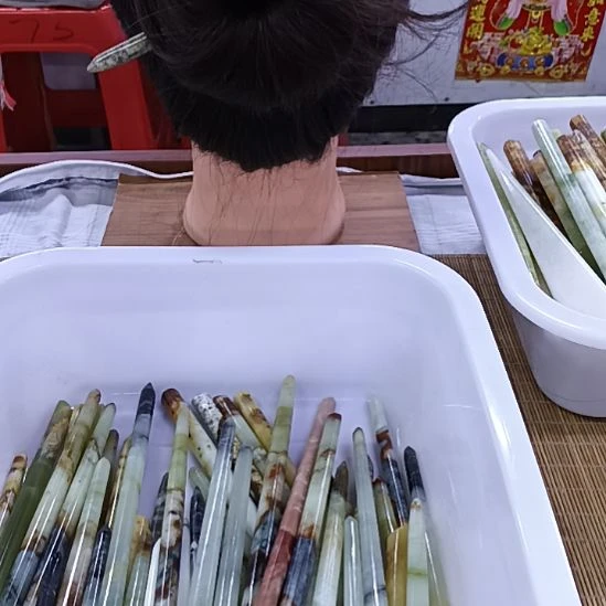 未镶嵌蛇纹石玉岫玉素棍发簪，纯天然俏色。