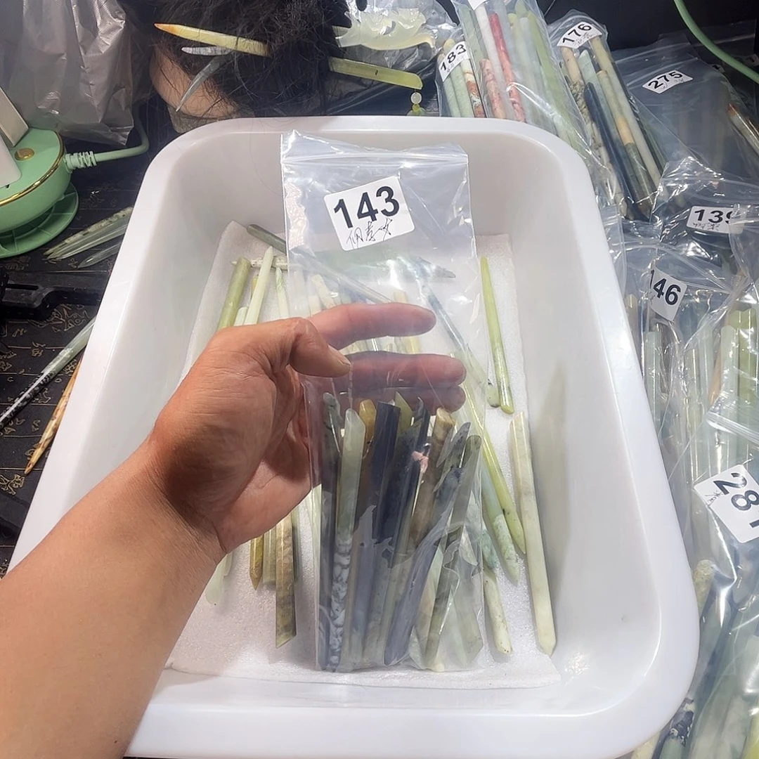 佣***。蛇纹石玉未镶嵌颈饰