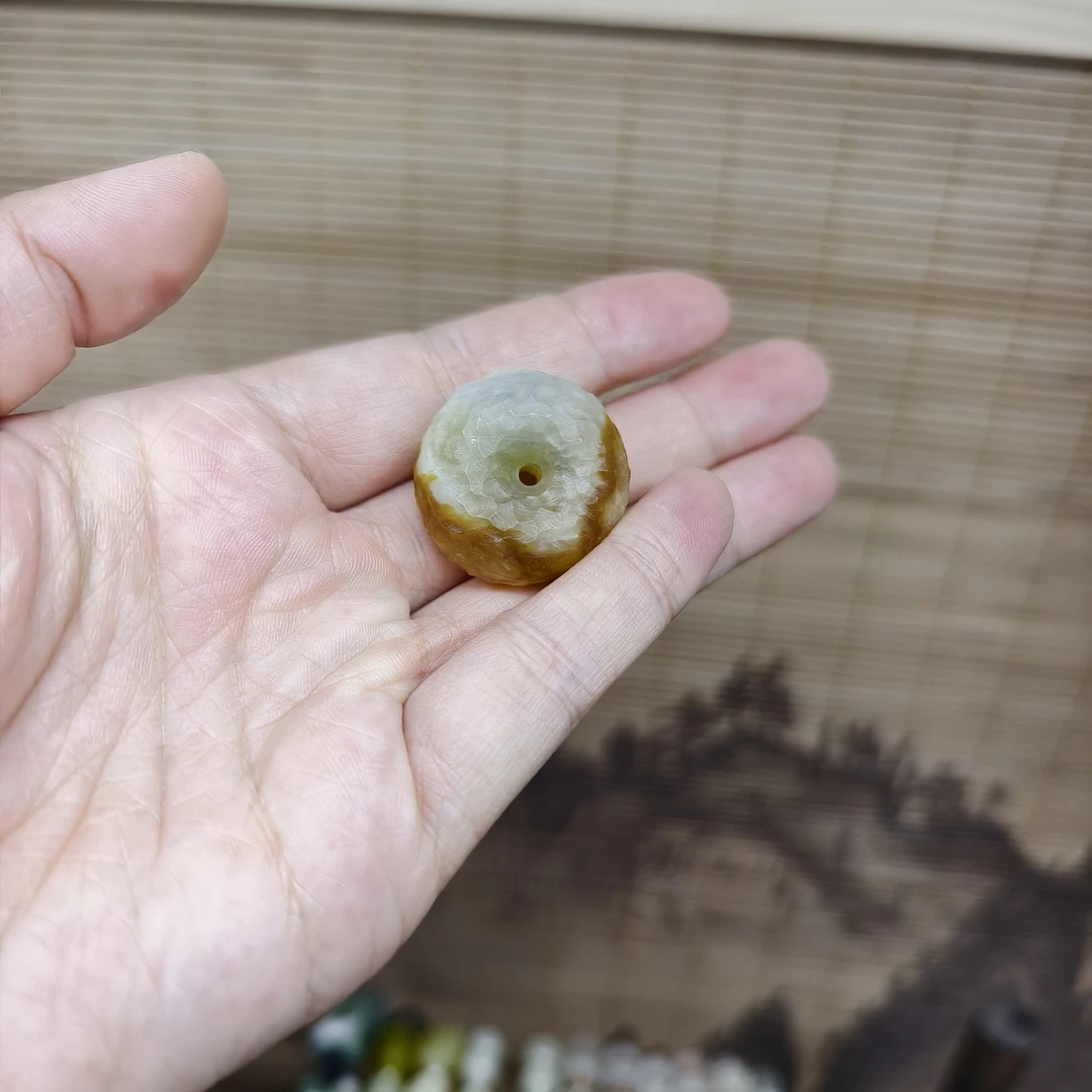 纯天然岫玉手工雕刻复古锤纹俏色红黄肉平安扣