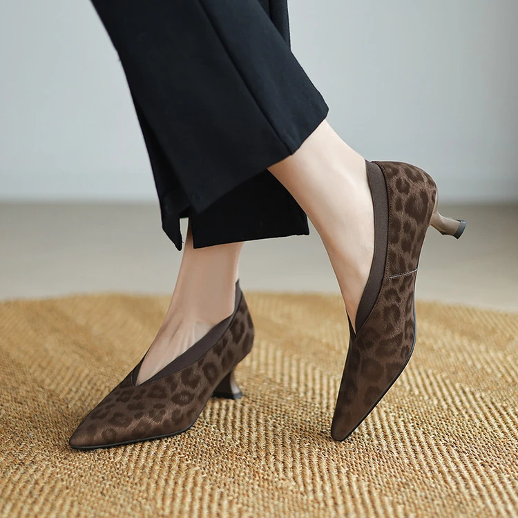 浅口单鞋2025年春季复古风粗跟浅口纯色时尚气质春秋法式尖头豹纹
