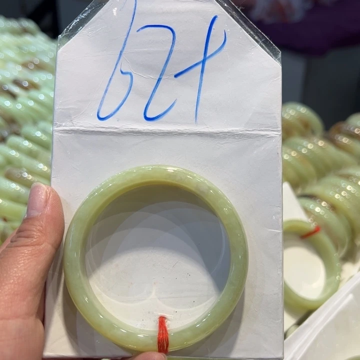 和田玉手镯未镶嵌朵*?