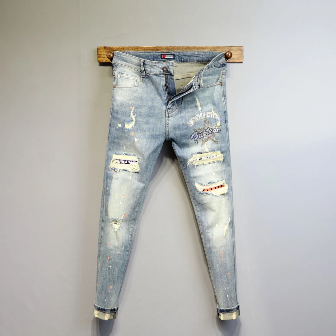 DeweLvum潮牌做旧水洗破洞补丁个性字母烫钻小脚弹力修身牛仔裤男