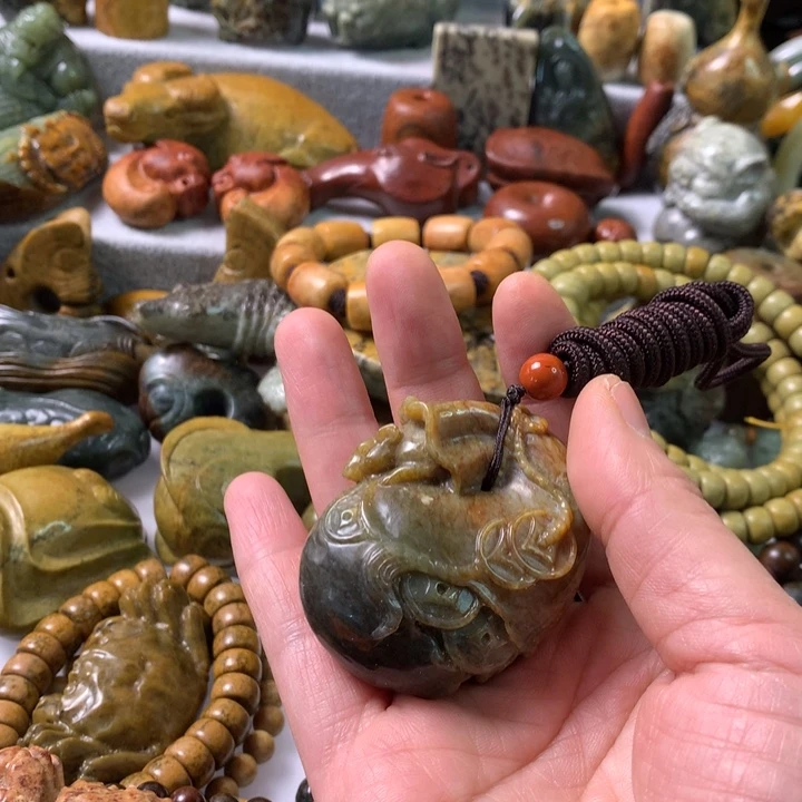 未镶嵌岫岩河磨玉（透闪石质玉）把件
