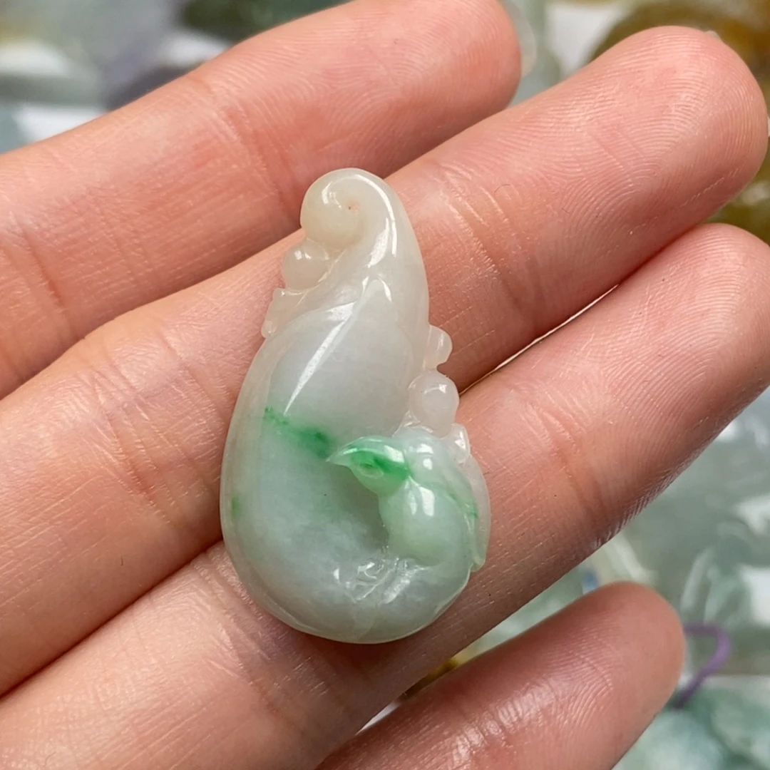 贝***？翡翠未镶嵌颈饰翡翠