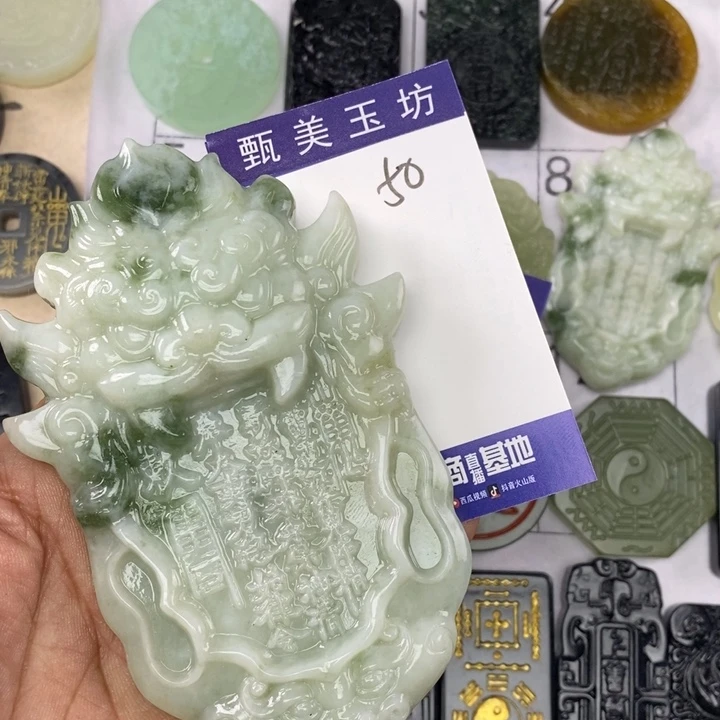 C***A岫玉未镶嵌颈饰挂件