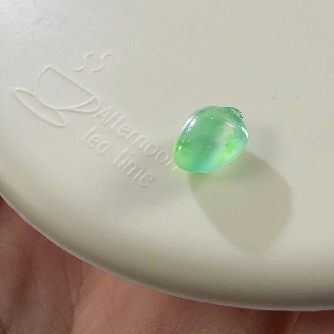 翡翠未镶嵌颈饰桃子