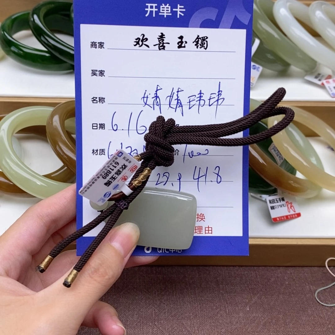 婧***玮和田玉未镶嵌颈饰