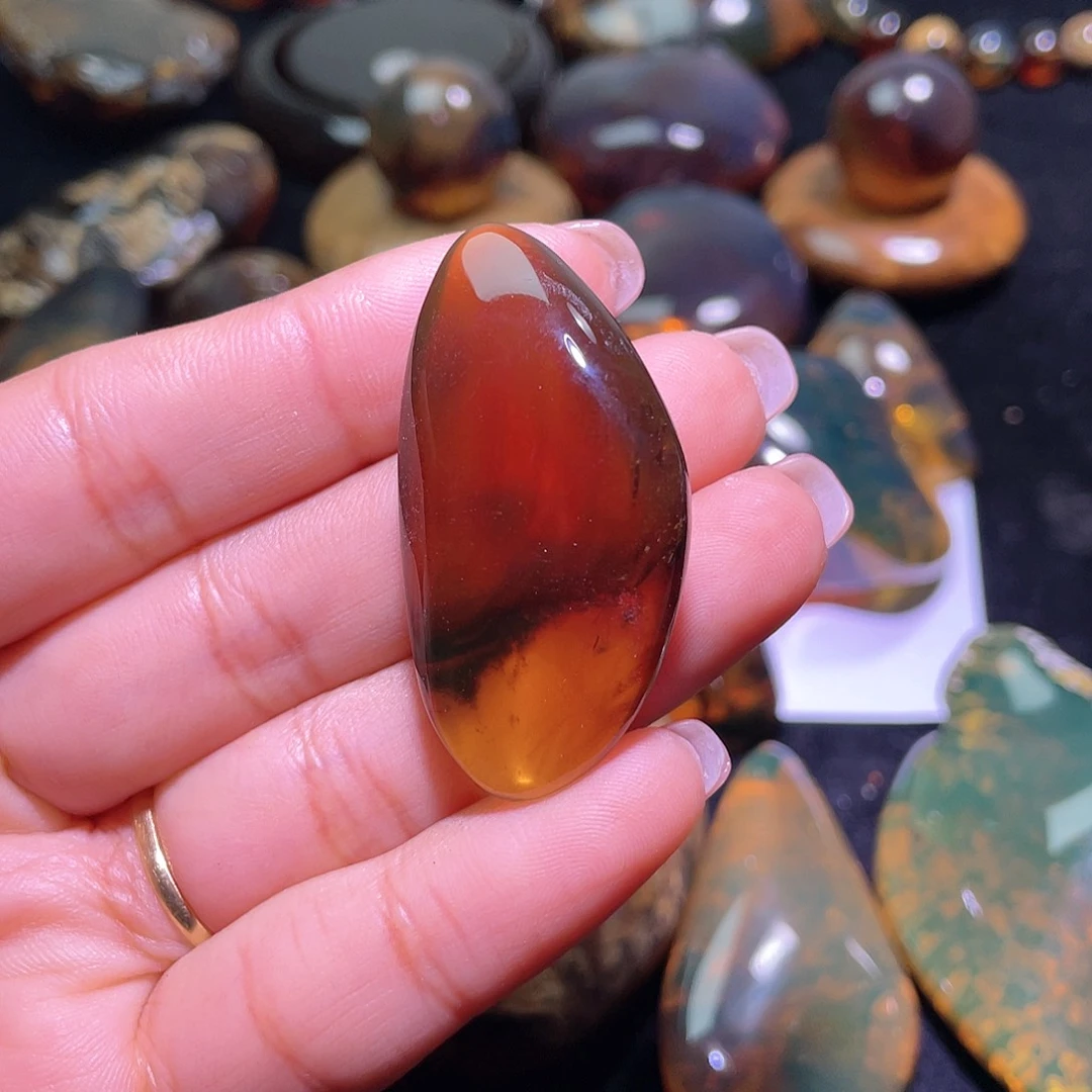 琥珀裸石未镶嵌？