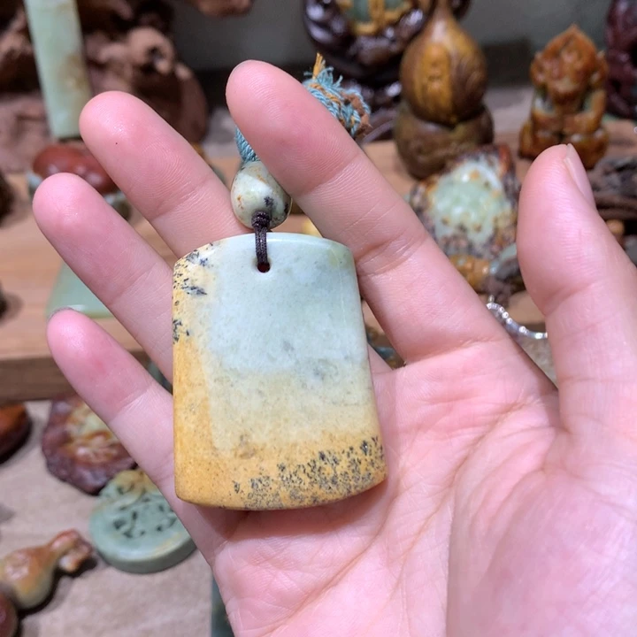 未镶嵌岫岩河磨玉（透闪石质玉）挂件