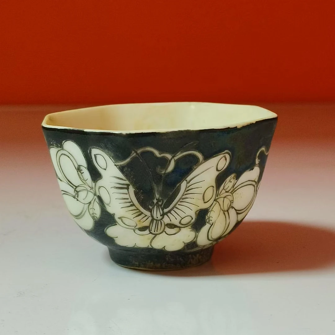 3181清同治 墨地留白花蝶纹八棱杯