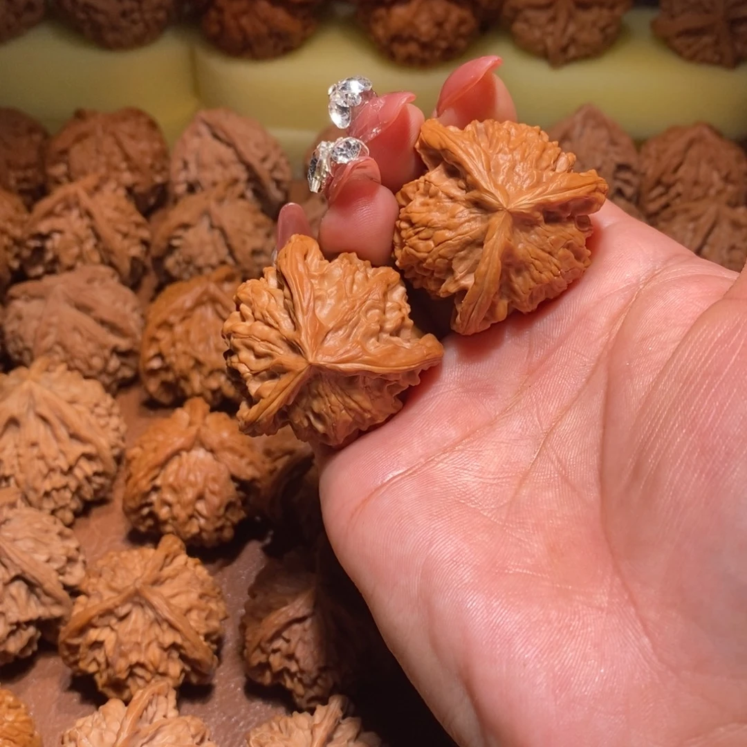 ****盘山文玩核桃手把件