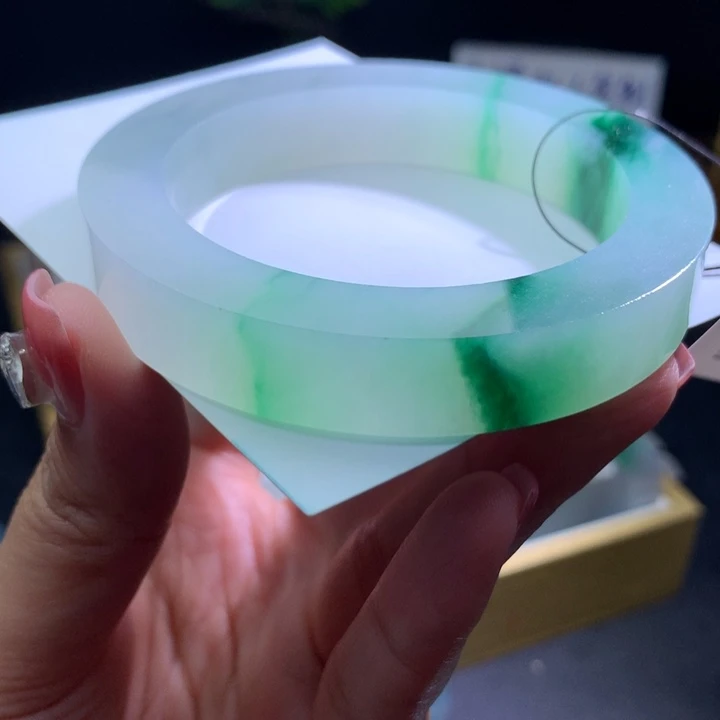 定制翡翠未镶嵌翡翠手镯