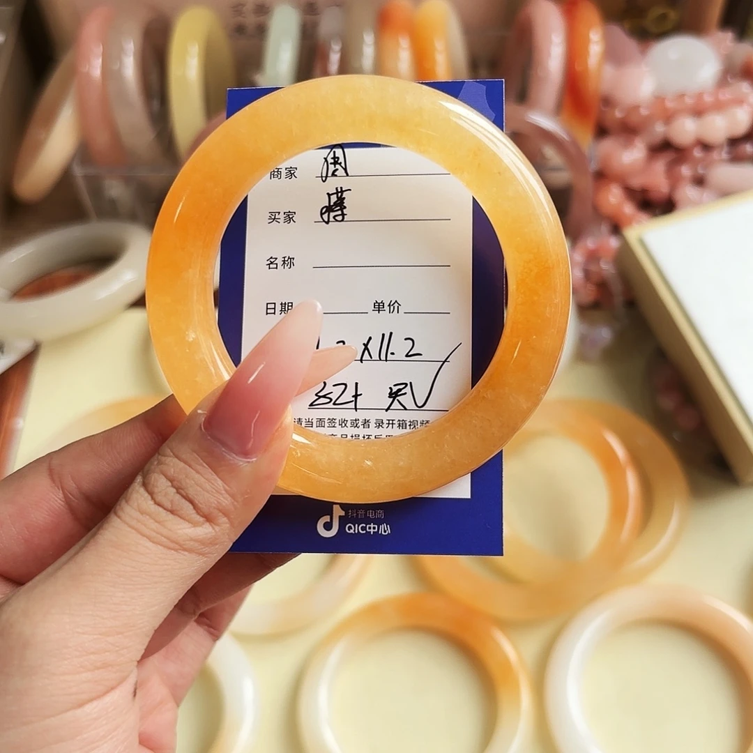 蒋***玖石英质玉未镶嵌手镯