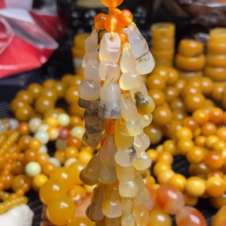 未镶嵌石英质玉（黄龙玉）颈饰