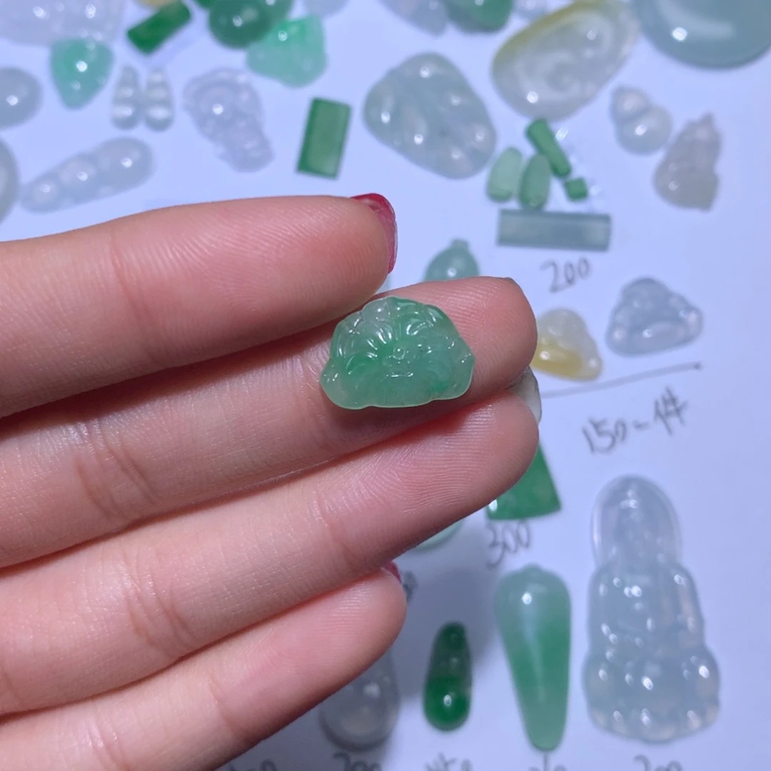 翡翠未镶嵌颈饰花