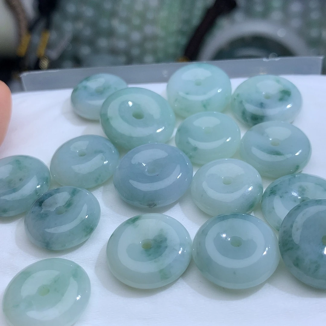 翡翠未镶嵌颈饰，发其中一个.