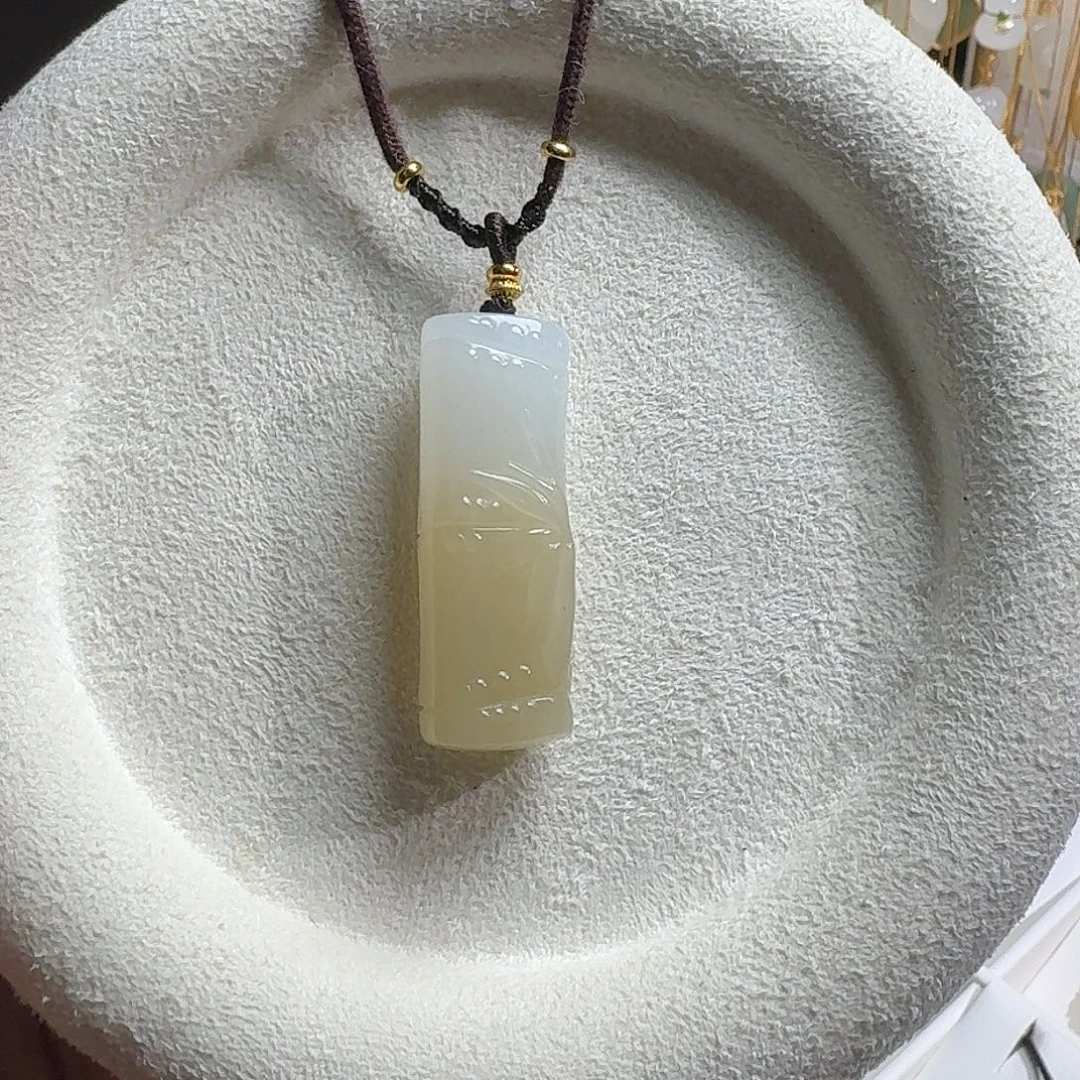 拾***仔和田玉未镶嵌颈饰竹报平安