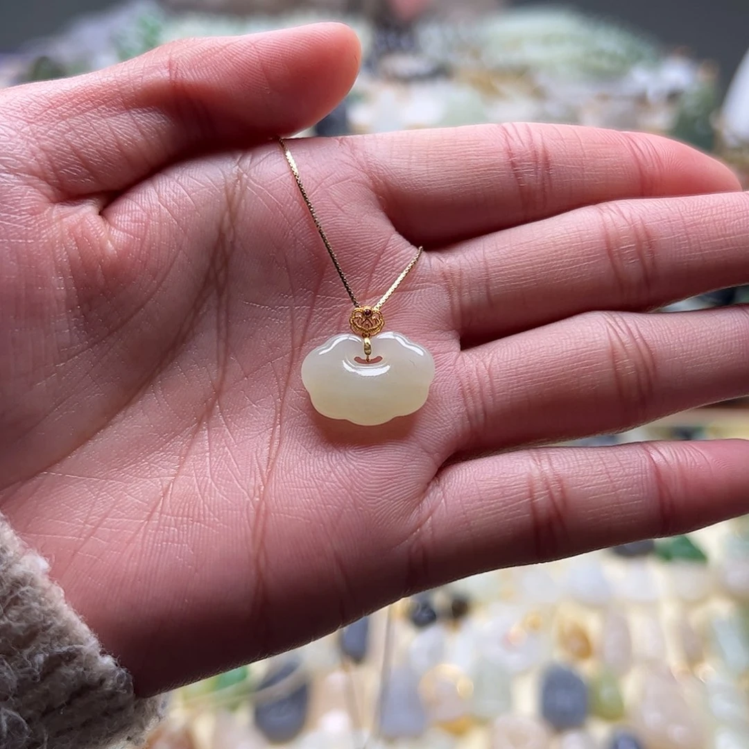 和田玉吊坠(赠链)18K金镶嵌俗**枚