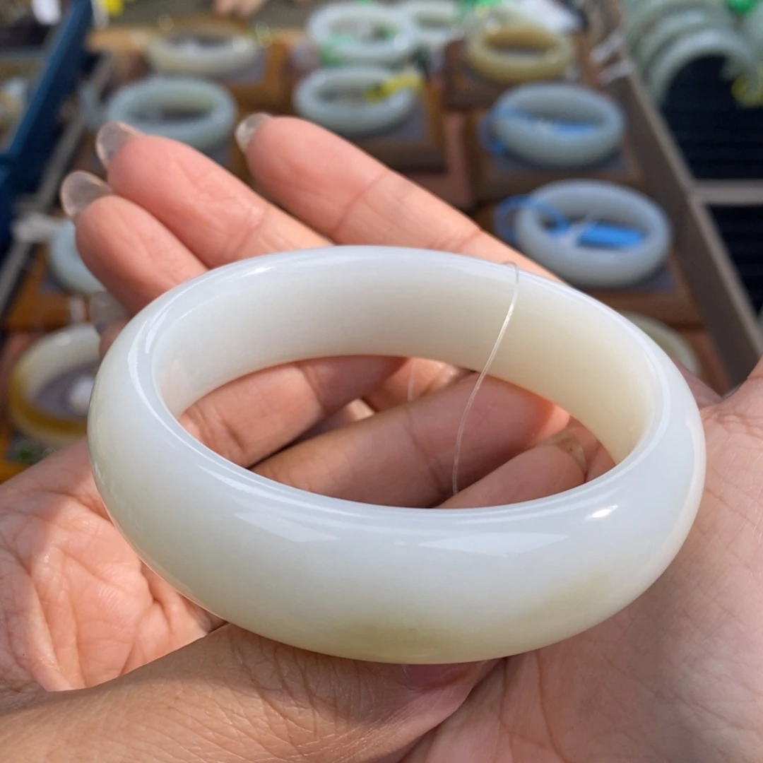 和田玉未镶嵌手镯