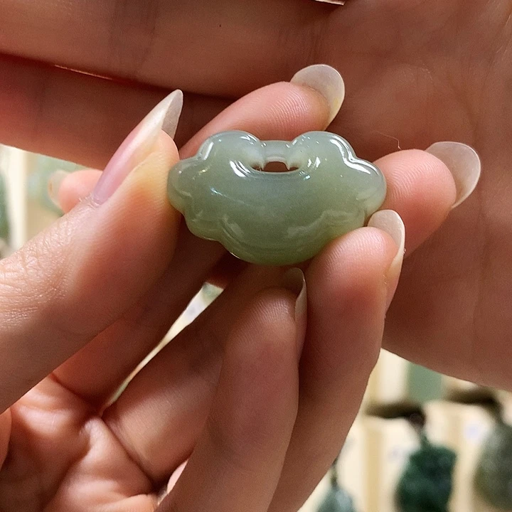 颈饰未镶嵌和田玉向***?