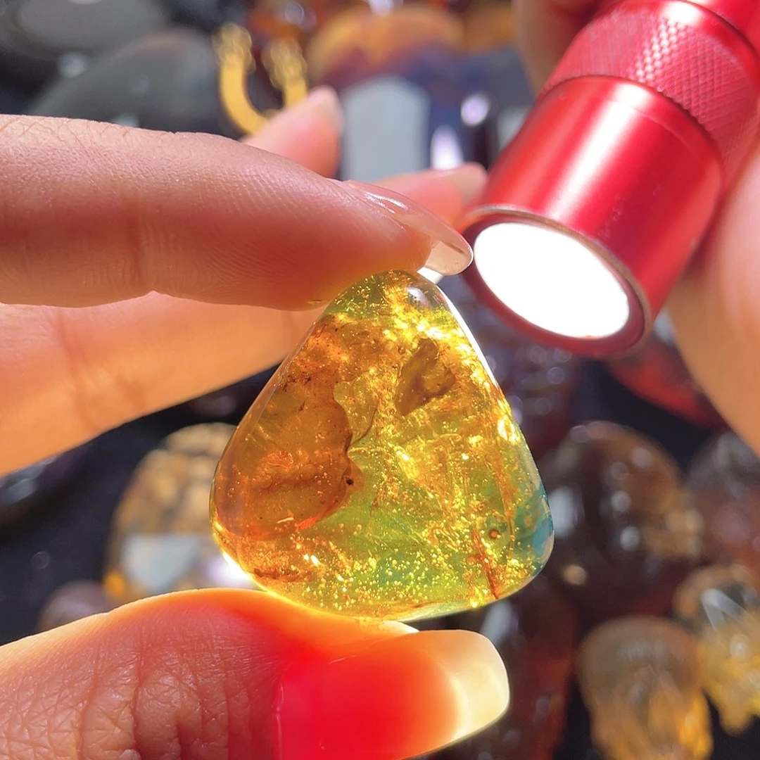 琥珀裸石未镶嵌？