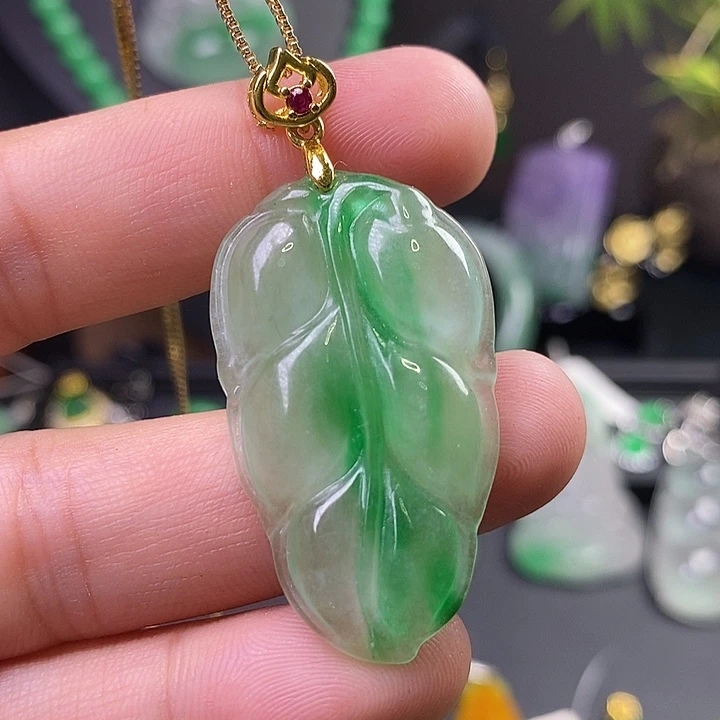 翡翠未镶嵌吊坠(赠链)