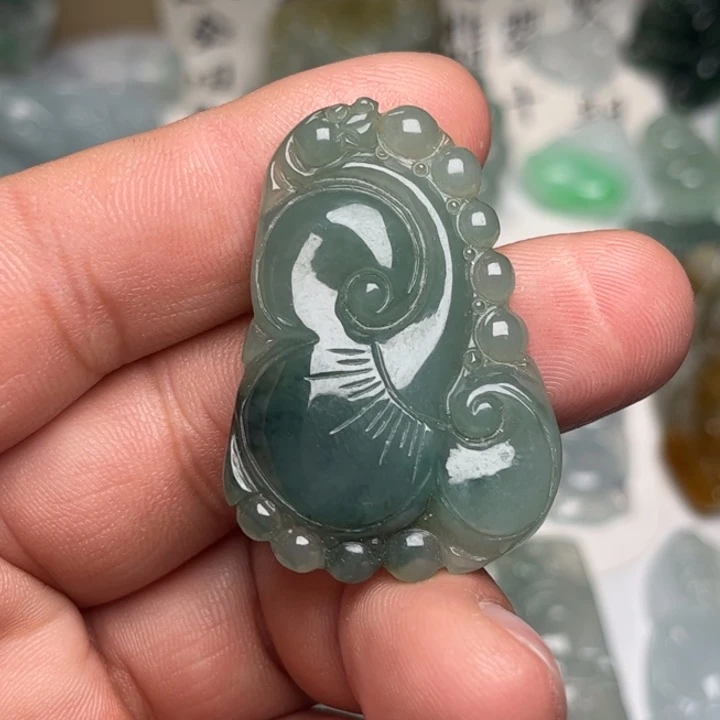 翡翠未镶嵌颈饰如意