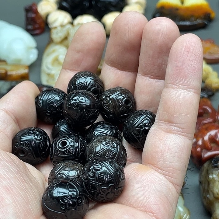 威***狮和田玉未镶嵌颈饰