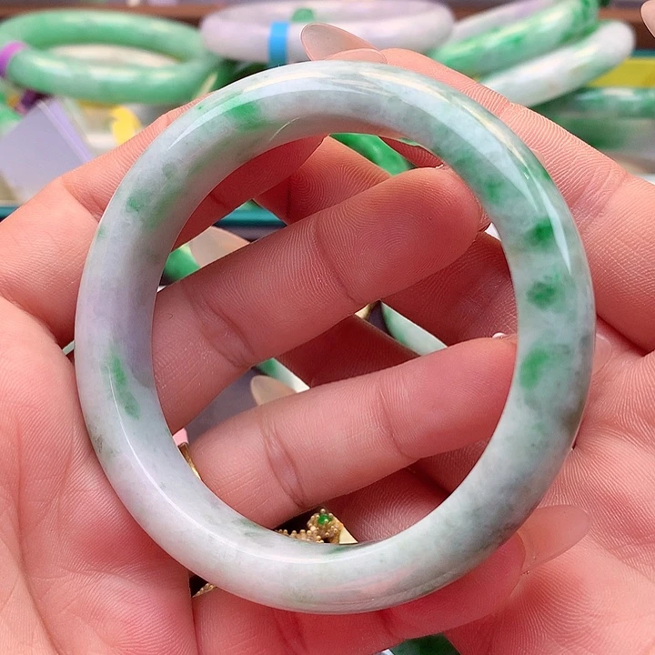 翡翠手镯未镶嵌翡翠手镯