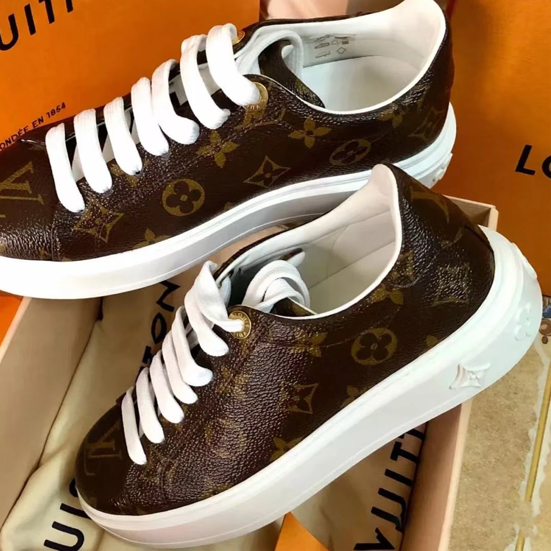 全新未使用 LouisVuitton/路易威登 漆光运动低帮时尚板鞋/35.5码