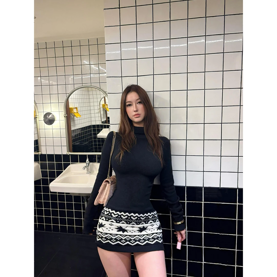 复古提花高领针织连衣裙女秋冬新款设计感气质修身显瘦包臀短裙子