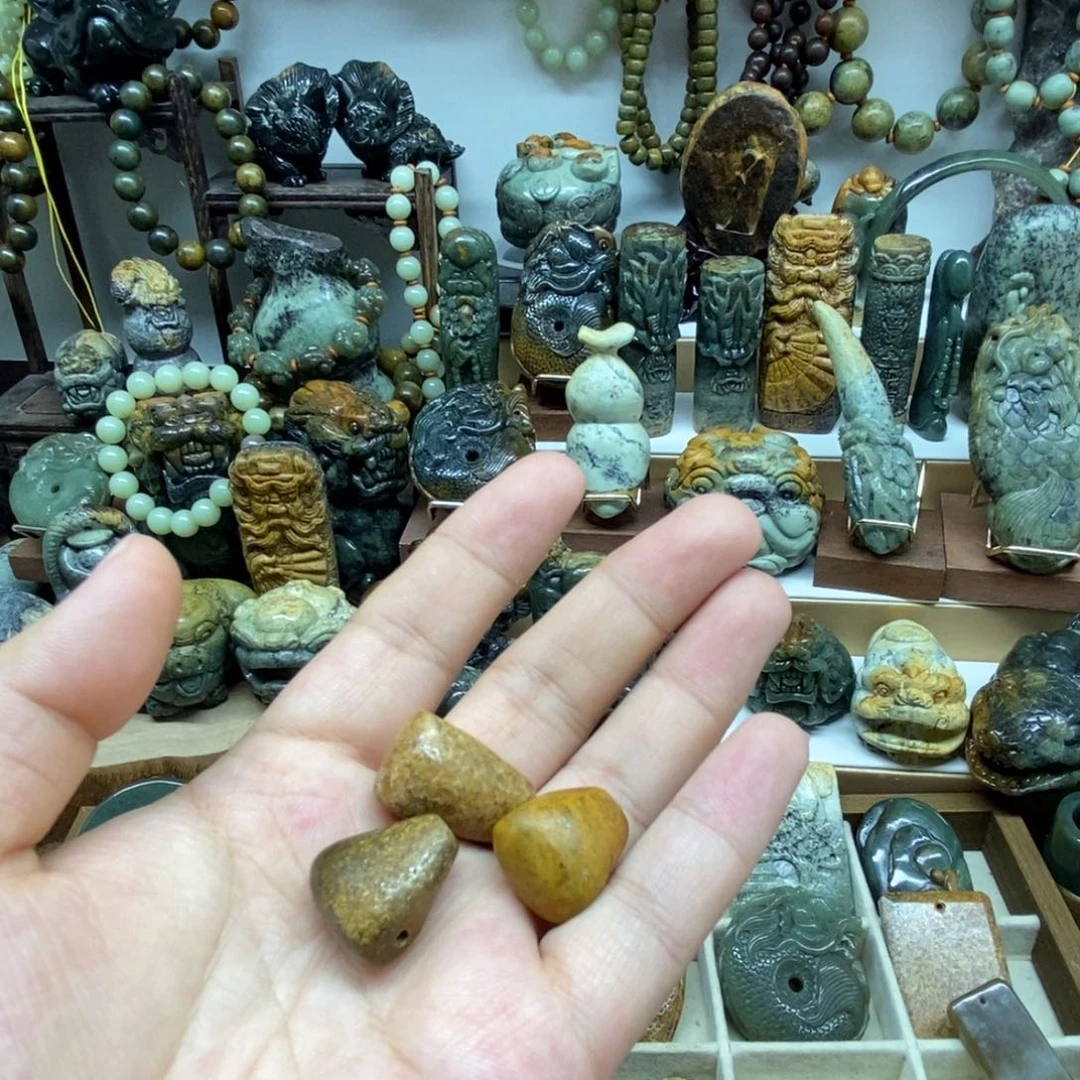 未镶嵌岫岩河磨玉（透闪石质玉）把件