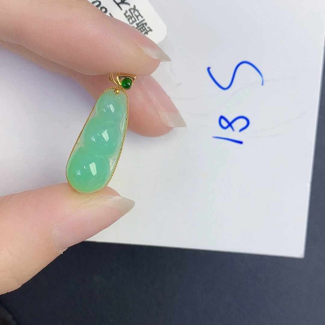 颈饰18K金镶嵌翡翠