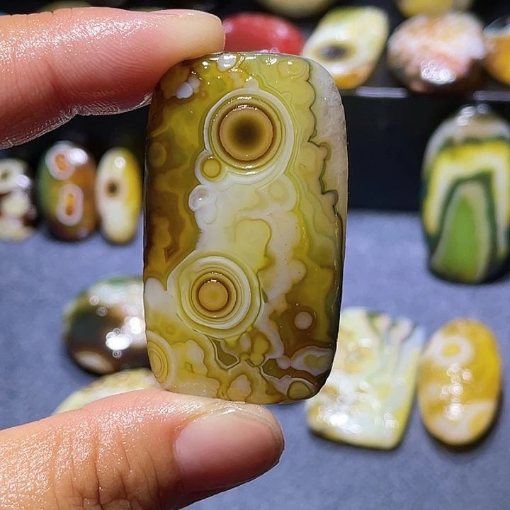 小***豆玛瑙/玉髓未镶嵌珠宝奇石
