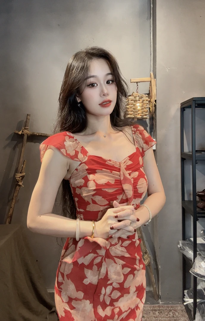妍妍家法式复古红色碎花连衣裙