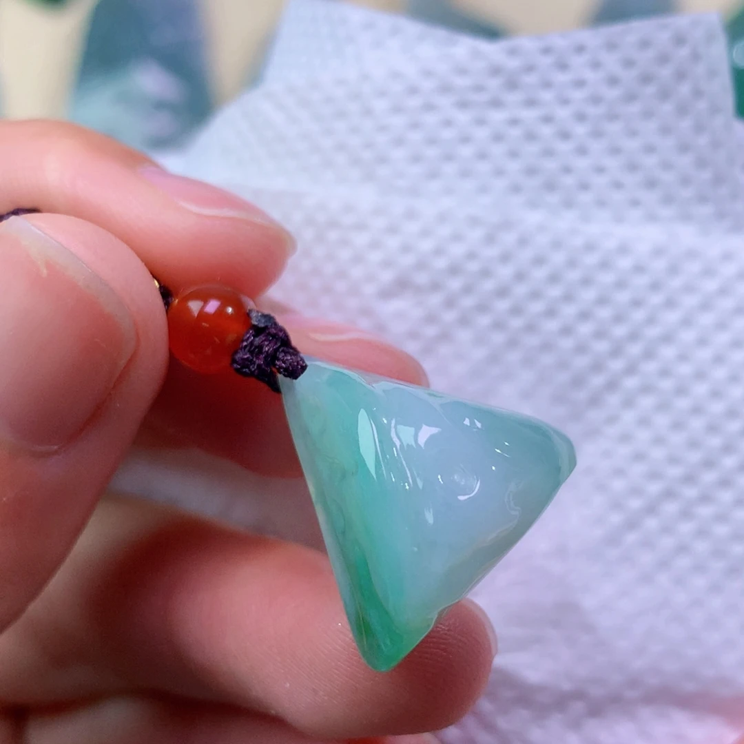 翡翠未镶嵌吊坠(赠链)