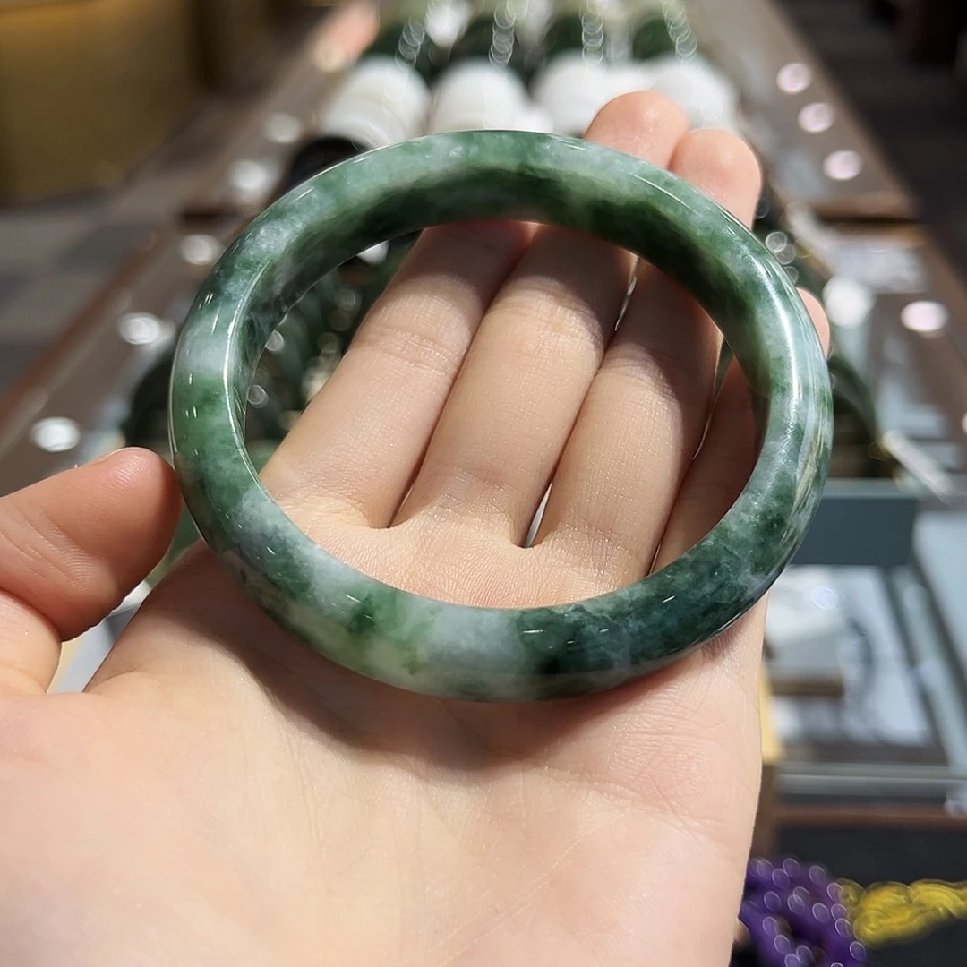 翡翠手镯未镶嵌飘花