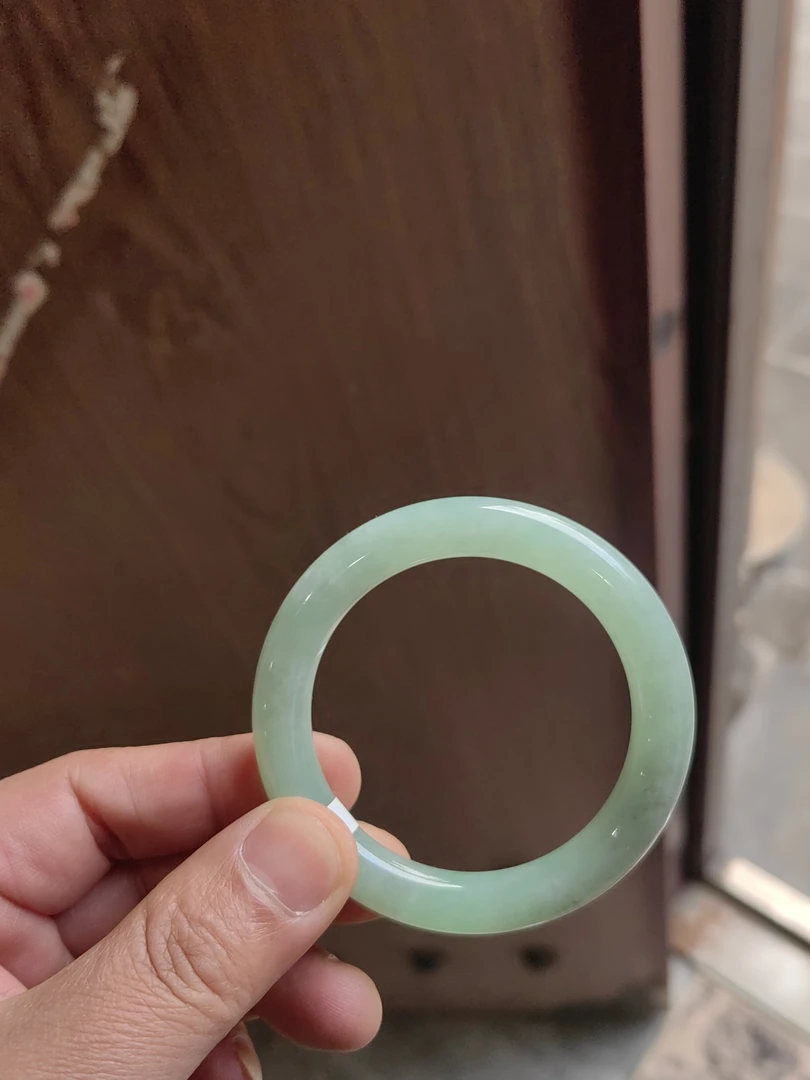 天然缅甸翡翠圆条手镯53.4圈口（有瑕疵，特价品买断不退）