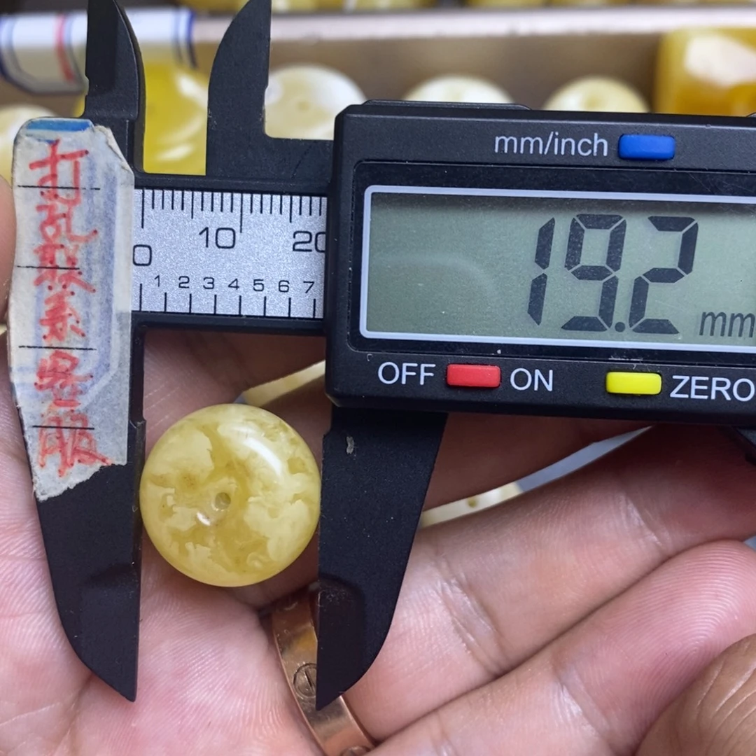 蜜蜡未镶嵌裸石19.2x10.5瑕疵扣子