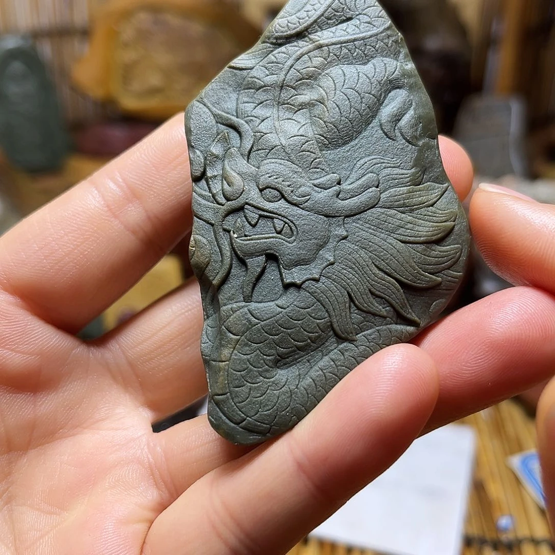 新疆原石雕刻手把件