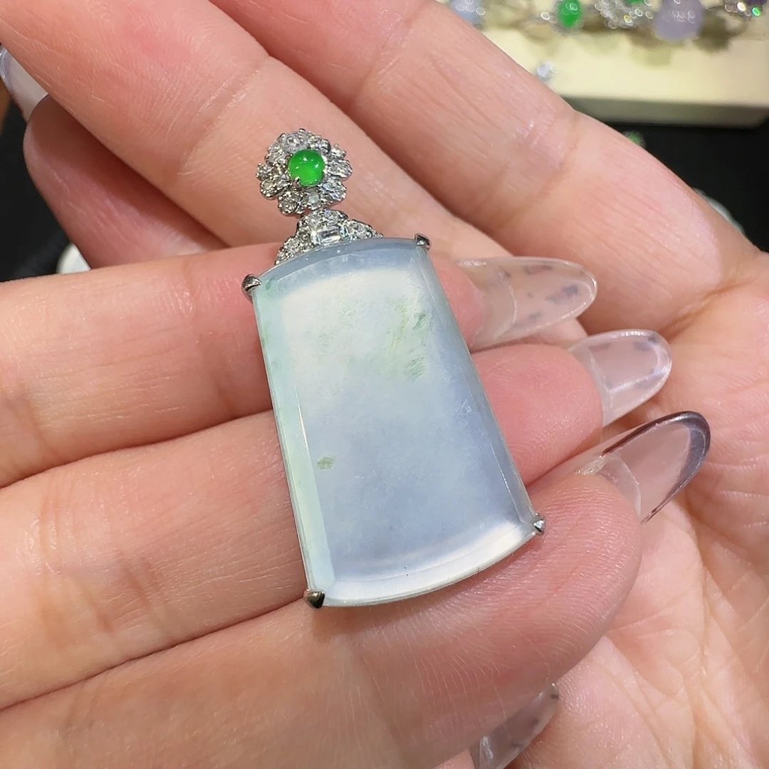 【闪购商品】颈饰18K金镶嵌翡翠