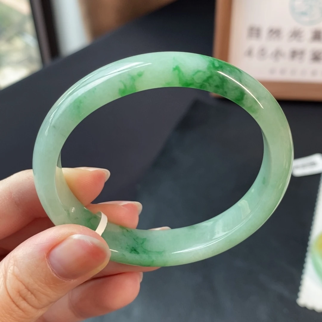 翡翠手镯未镶嵌辣绿色贵妃54.4