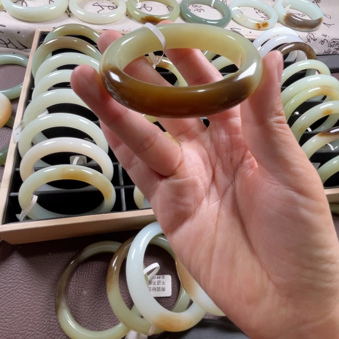 和田玉未镶嵌手镯