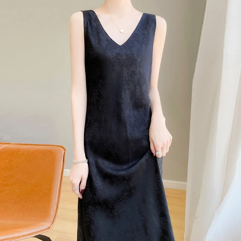 缎面提花连衣裙V领女装长款过膝显瘦百搭时尚高档洋气背心裙新款