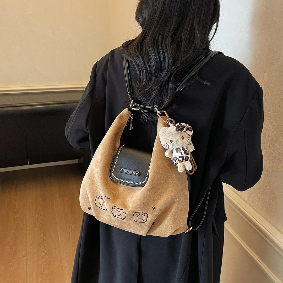 艾米兔女包2025新款双肩拼接大容量小熊刺绣多用包复古手提单肩包