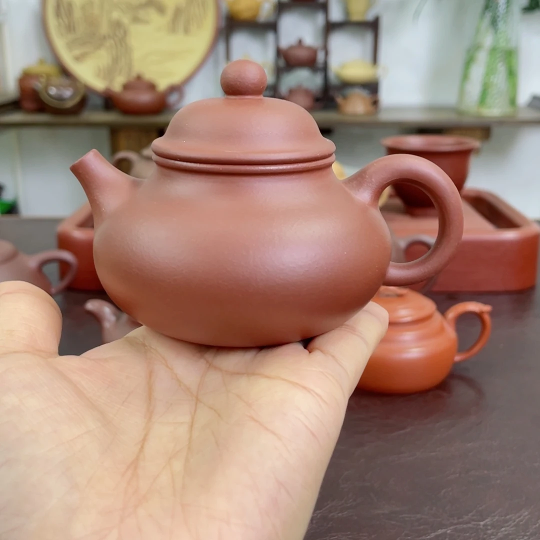 茶壶紫砂容天。